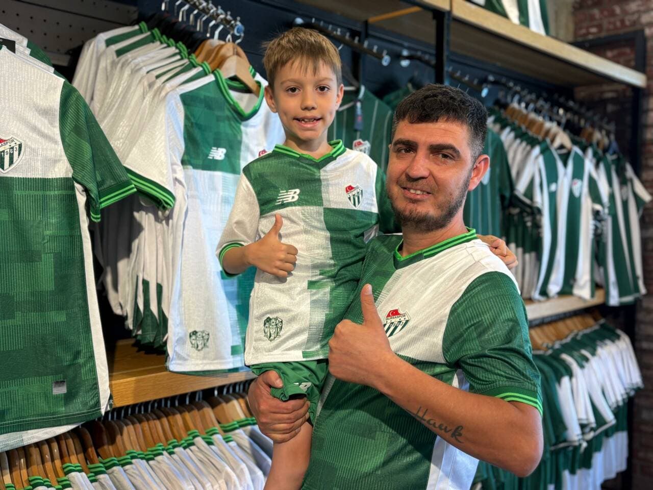 Bursaspor taraftarı baba ve oğlu, yeni sezon formalarıyla Bursastore'da.