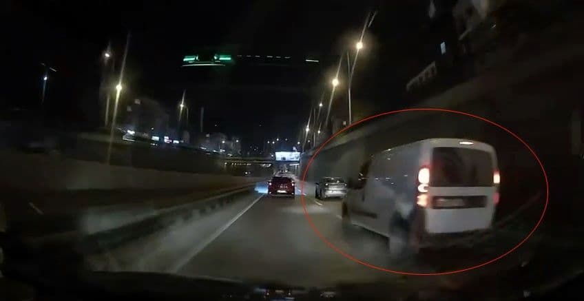 Bursa'da trafikte makas atan hafif ticari araç, araç içi kameradan gece görüntüsü.