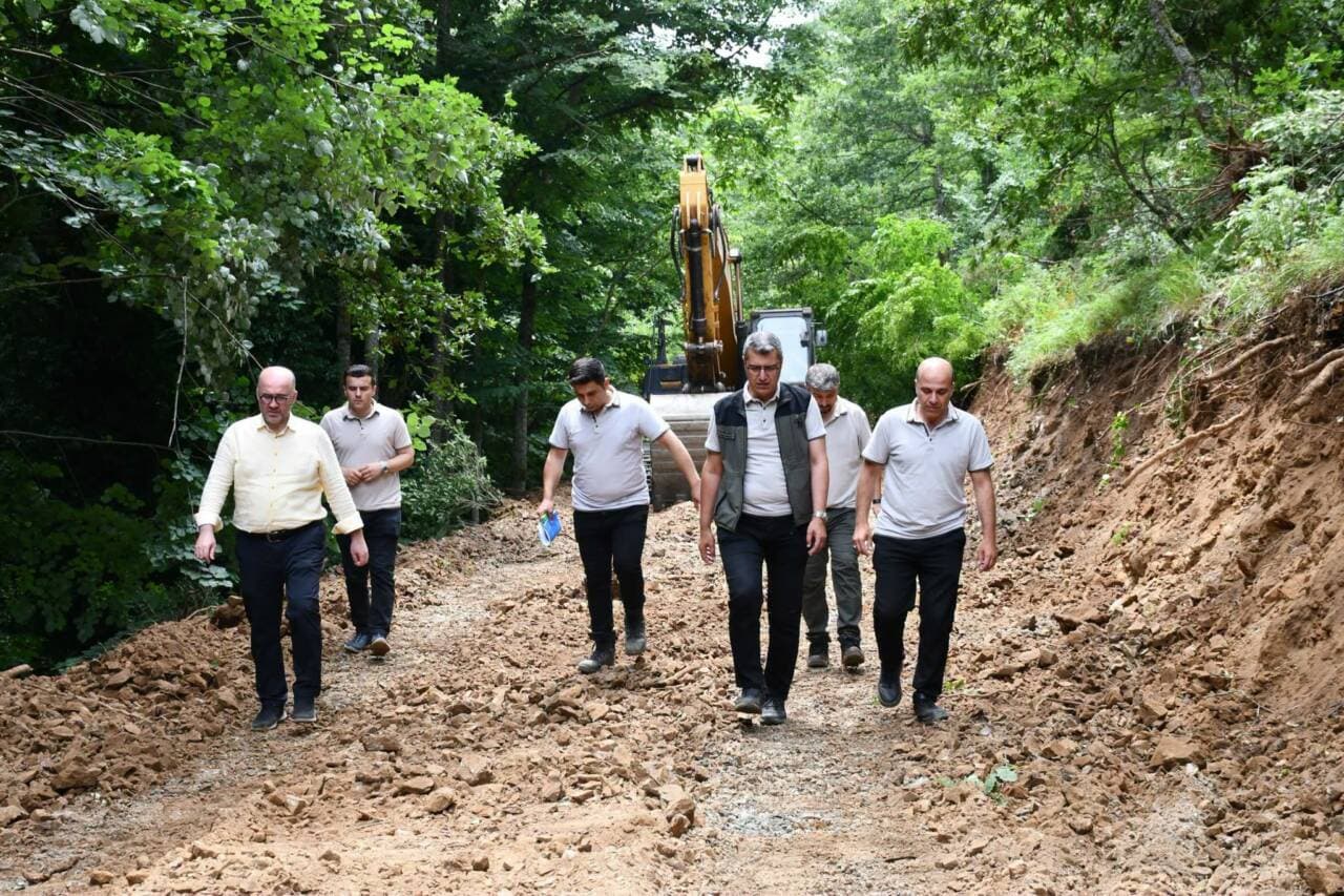 Bursa Orman Bölge Müdürü Erdal Şahan ve ekibi, orman yolu yapım çalışmalarını incelerken.