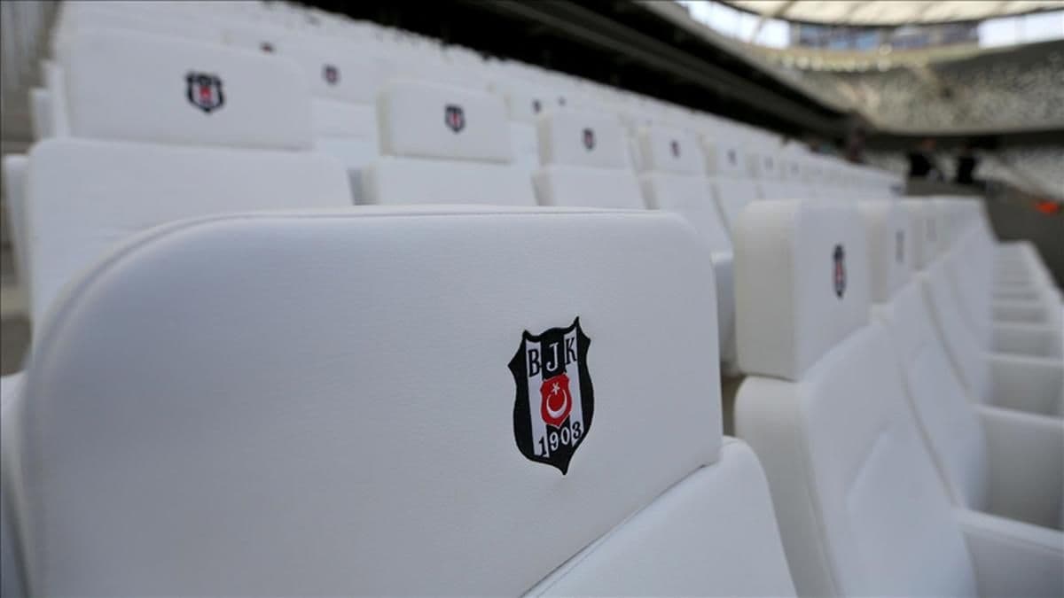Beşiktaş stadyumunda kulüp logolu boş beyaz koltuklar