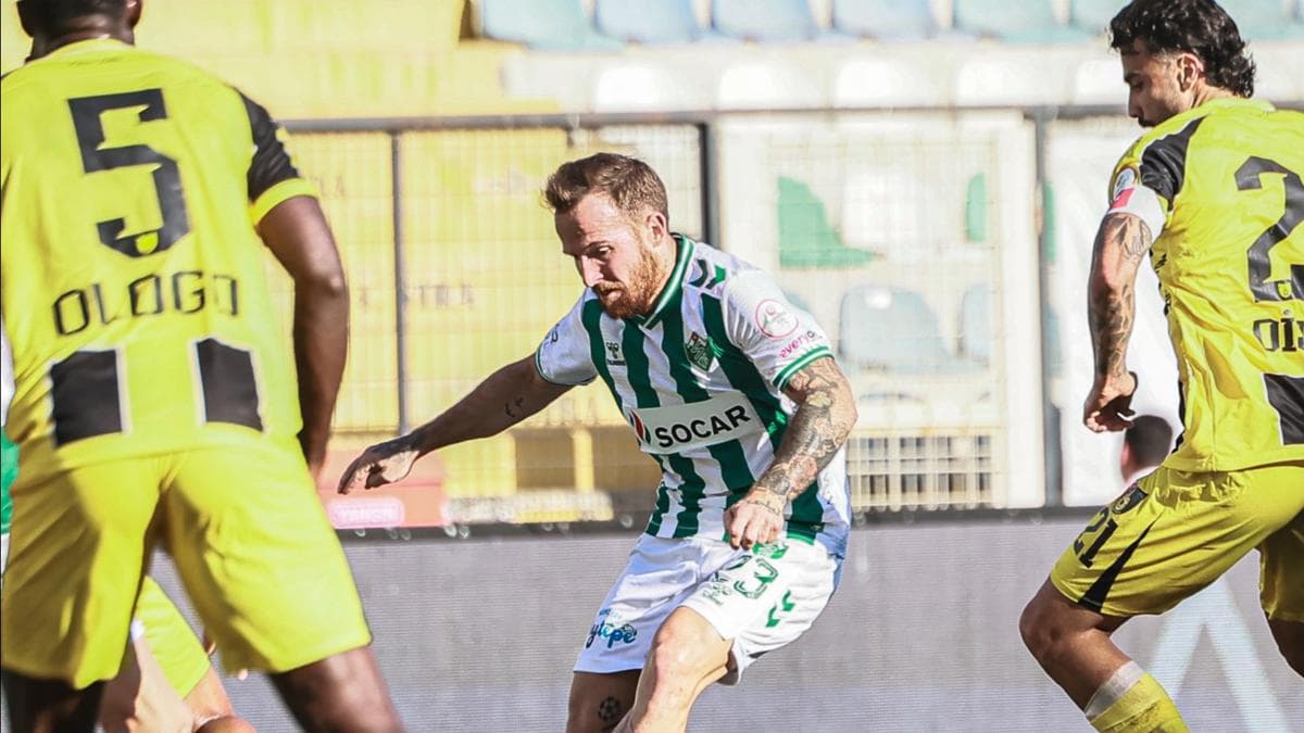 Trendyol 1. Lig maçında Iğdır FK ve İstanbulsporlu futbolcular sahada mücadele ediyor.