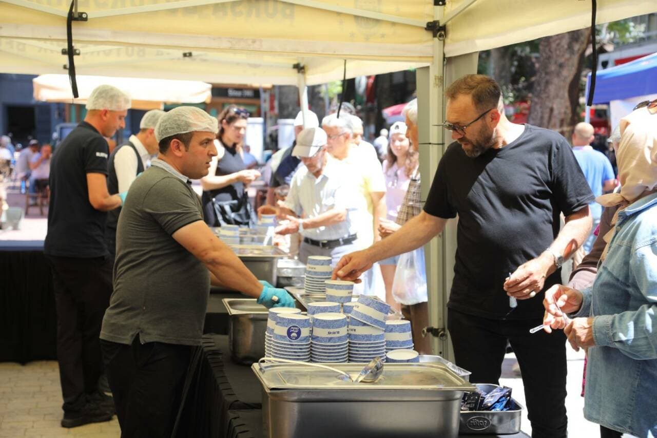 Bursa Büyükşehir Belediyesi aşure dağıtımı, Muharrem ayı, İznik, vatandaşlar.