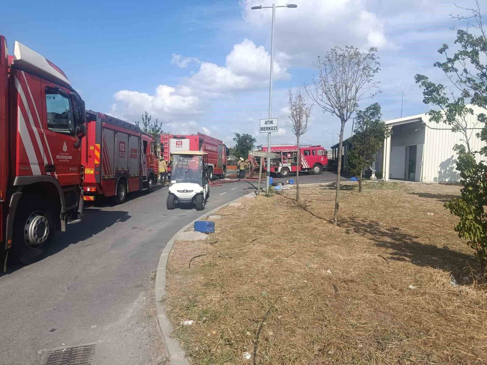 İstanbul Cerrahpaşa Tıp Fakültesi Hastanesi bahçesindeki yangına müdahale eden itfaiye araçları ve ekipleri.