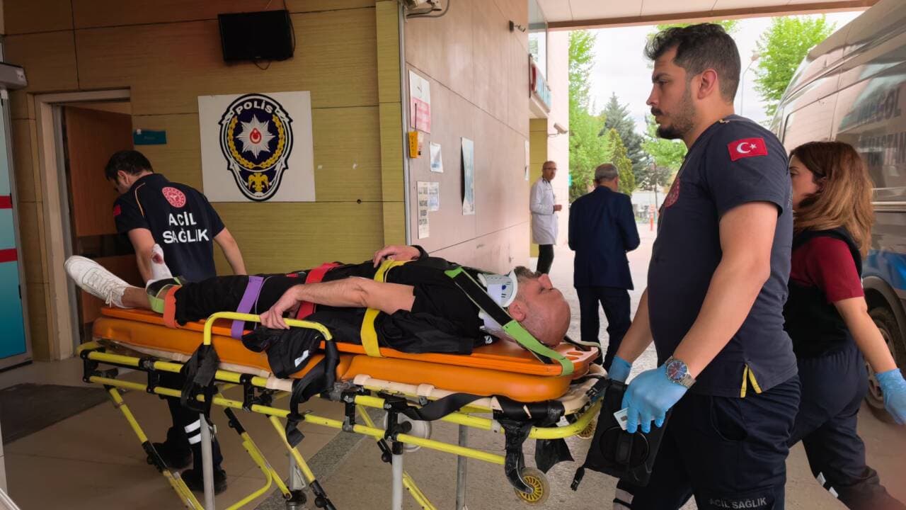İnegöl'de motosiklet kazasında yaralanan polis memuru sedyede hastaneye taşınıyor.