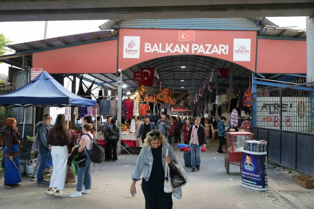 Edirne Balkan Pazarı'nda alışveriş yapan kalabalık, Bulgaristanlı turistler.