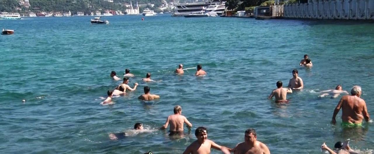 İstanbul Boğazı'nda sıcak havada serinleyen insanlar