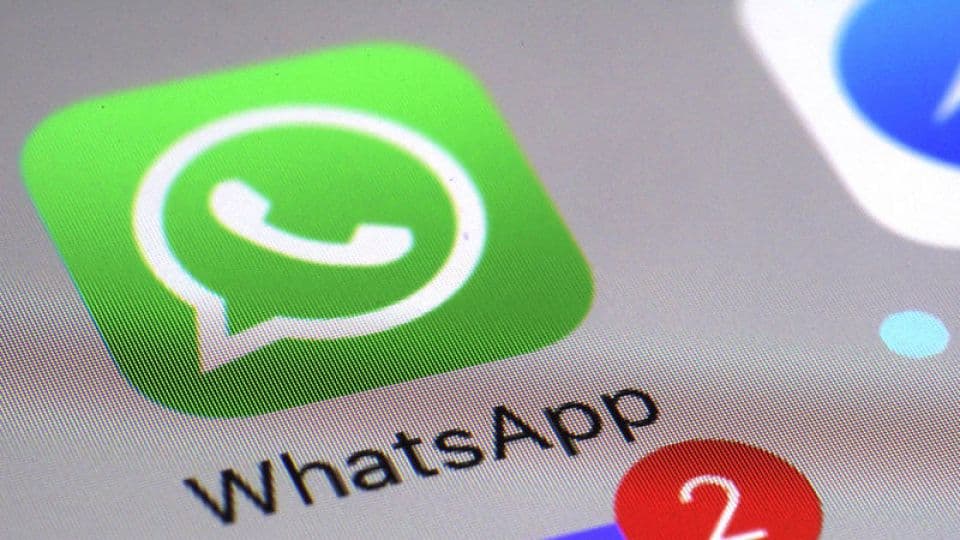 Akıllı telefon ekranında WhatsApp uygulama logosu.