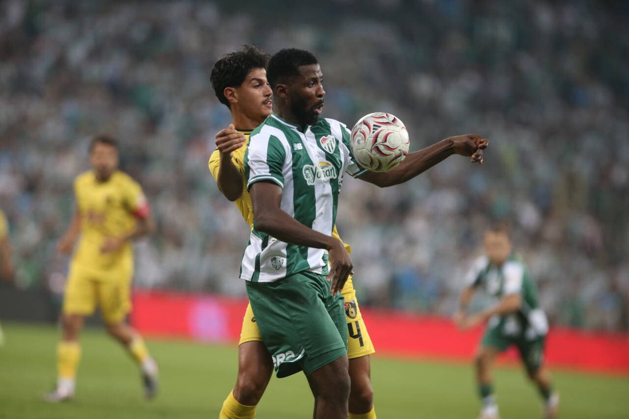 Bursasporlu futbolcuların maç sırasında top mücadelesi