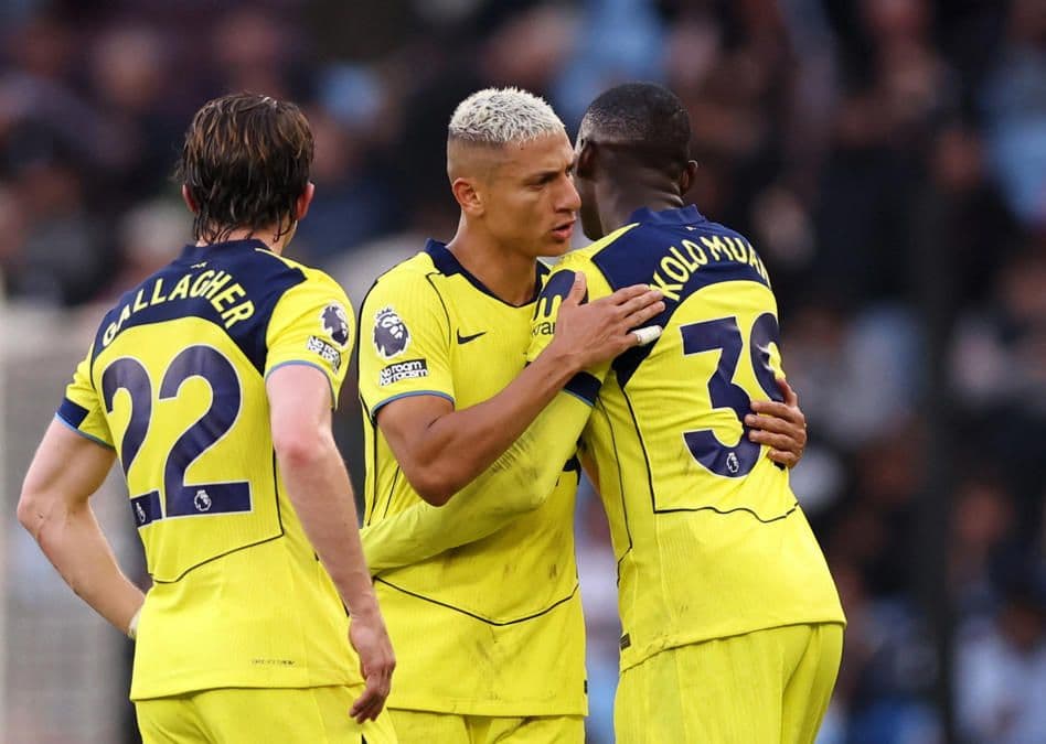 Tottenham'ın Aston Villa'yı 2-1 yendiği maçta gol sevinci yaşayan futbolcular.