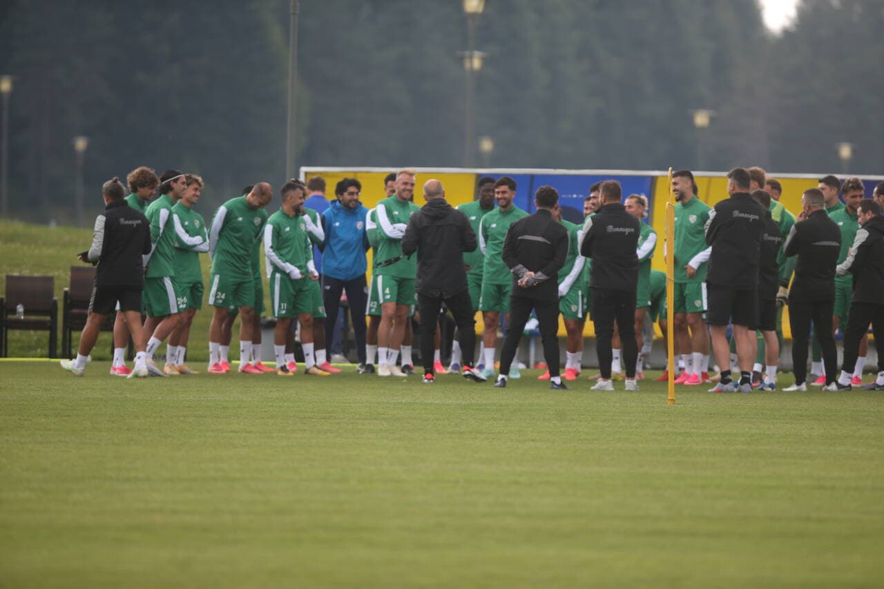 Bursaspor futbolcuları ve teknik ekibi antrenman sahasında, yeşil beyaz formalarıyla.