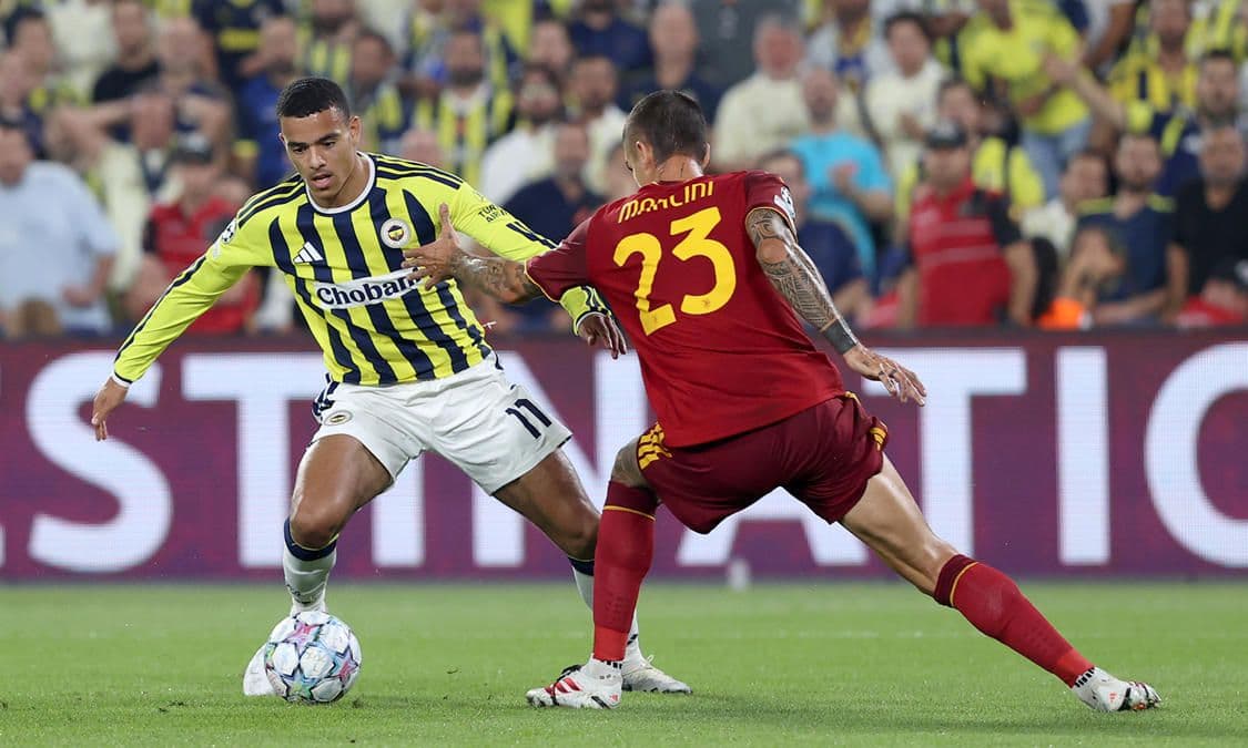 Fenerbahçe ve Roma futbolcuları UEFA Şampiyonlar Ligi maçında top kapma mücadelesi veriyor.