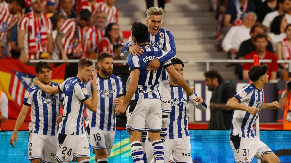 Real Sociedad futbolcuları İspanya Kral Kupası zaferini kutluyor.