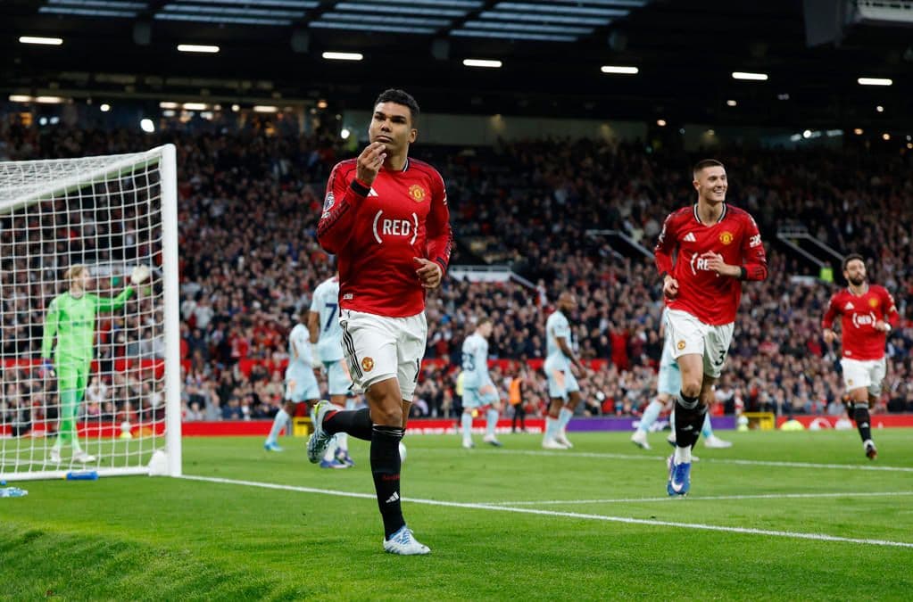 Manchester United futbolcusu Casemiro, Brentford maçında attığı gol sonrası sevinç yaşıyor.