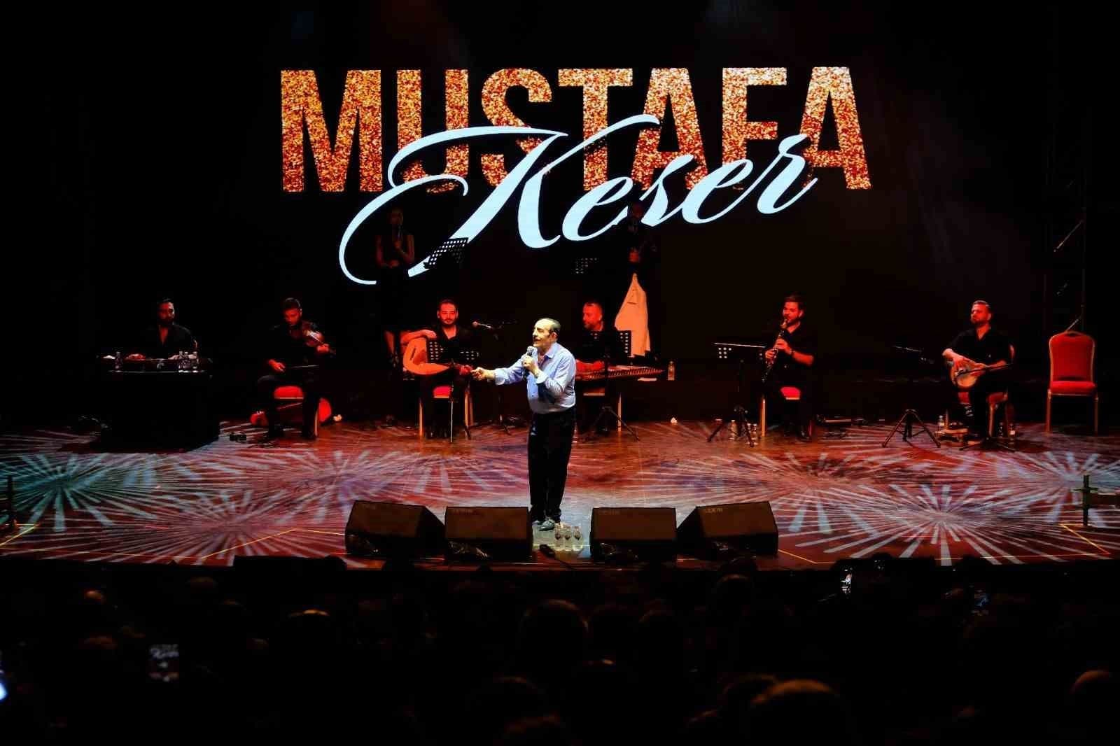 Mustafa Keser, Uluslararası Bursa Festivali'nde Sahne Aldı: Müzik ve Kahkaha Dolu Gece