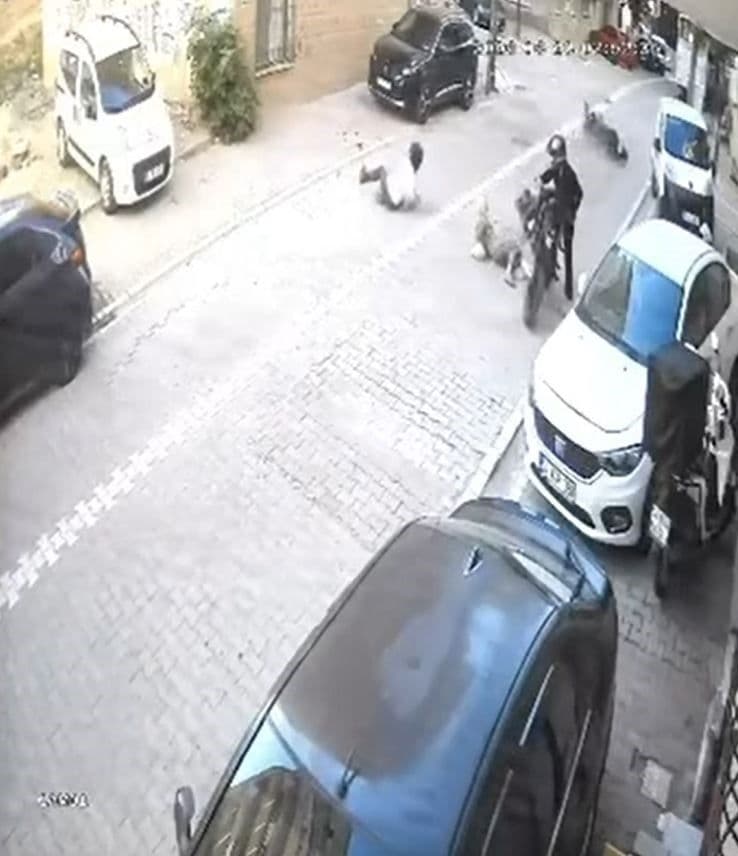 İstanbul Esenyurt'ta motosiklet kazası anı, güvenlik kamerası görüntüsü.