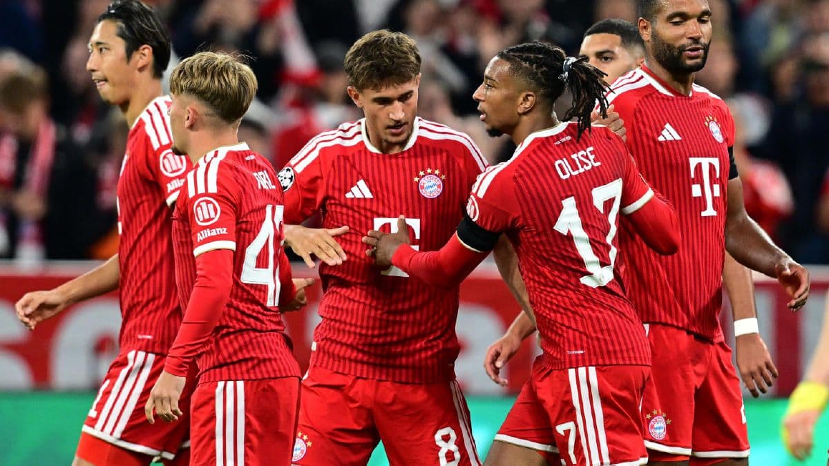 Bayern Münihli futbolcular Şampiyonlar Ligi maçında gol sevinci yaşıyor.