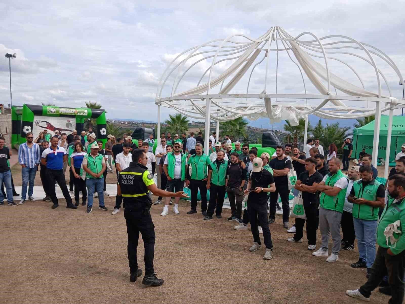 Kocaeli'de trafik polisi motorlu kuryelere güvenli sürüş eğitimi veriyor.