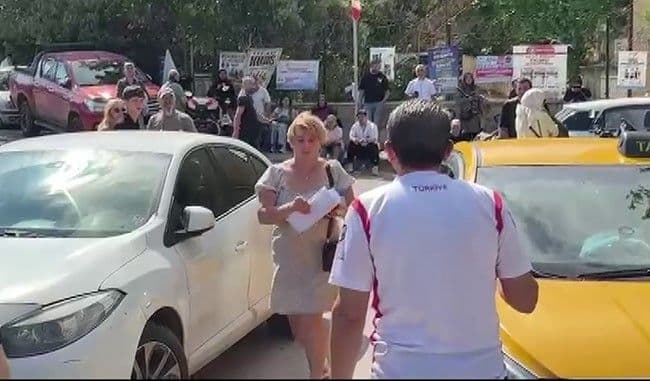 Bursa'da YKS sınavı günü, okul önünde bekleyen veliler ve öğrenciler.