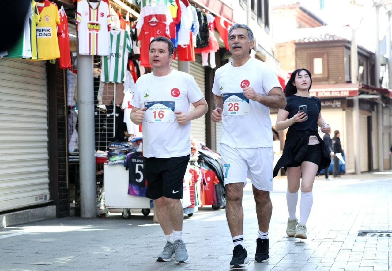 Bursa Belediye Başkanlarından Anlamlı Mesaj: Koşuda 16 ve 26 Numaralı Formalarla Yarışıp Maça Gittiler