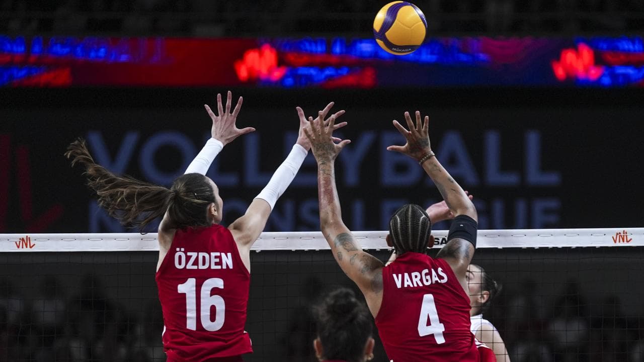 Filenin Sultanları oyuncuları voleybol maçında blok yapıyor.