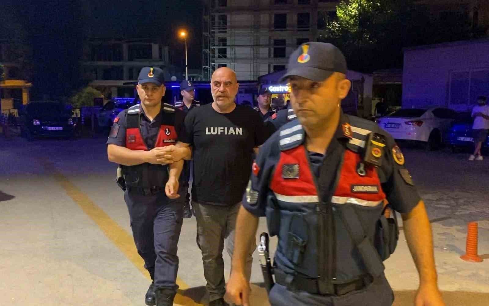 Bursa'da Yönetmen Ezel Akay'ın Evinde Kenevir Tarlası Bulundu, Gözaltına Alındı