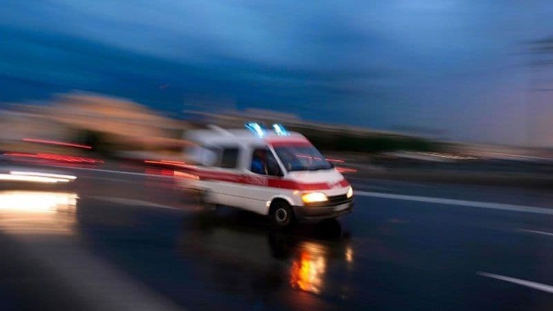 İnegöl'de iş kazası sonrası hastaneye sevk edilen yaralı için hızla ilerleyen ambulans.