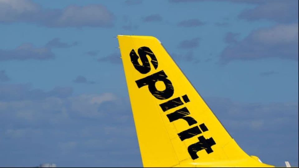 Spirit Airlines uçağının sarı renkli kuyruğu ve logosu.