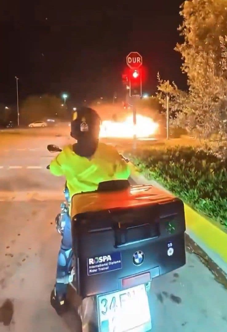 Maltepe Sahil Yolu'nda yanan otomobil, trafik kazası sonrası