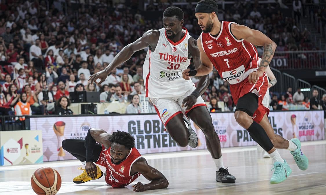 A Milli Basketbol Takımı oyuncuları, FIBA Dünya Kupası Elemeleri maçında sahada mücadele ederken.