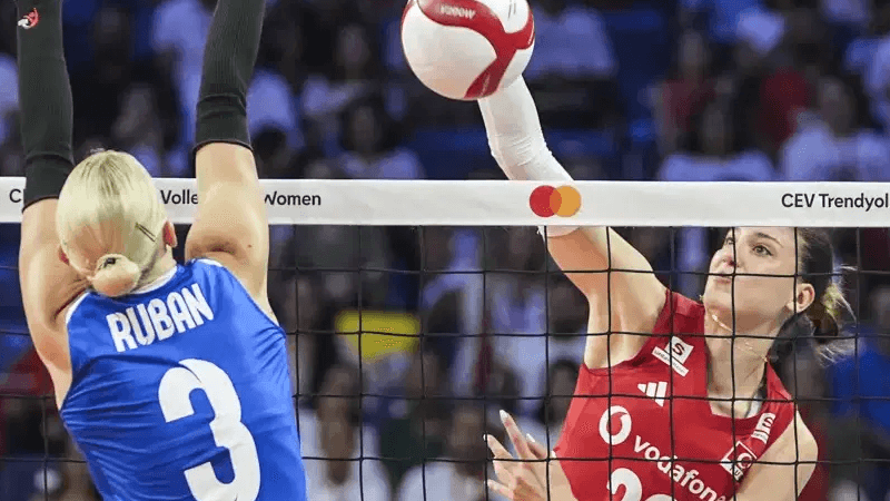 Filenin Sultanları'ndan bir voleybolcu, Avrupa Şampiyonası maçında topa smaç vuruyor.