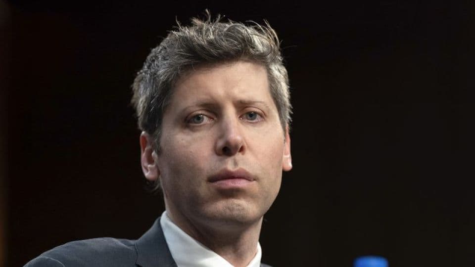 Sam Altman, OpenAI CEO, yüzü dönük şekilde kameraya bakıyor.