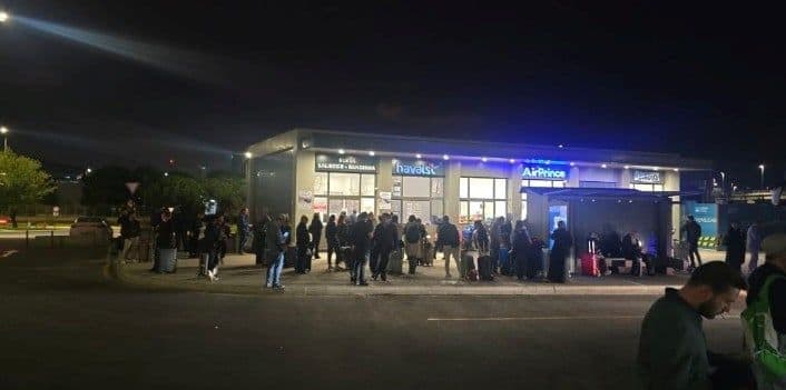 Sabiha Gökçen Havaalanı Havaist durağında bekleyen yolcular.
