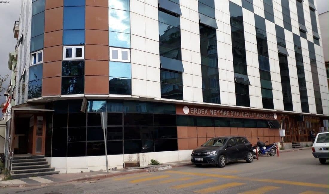 Erdek Neyyire Sıtkı Devlet Hastanesi'nin dışarıdan görünümü.