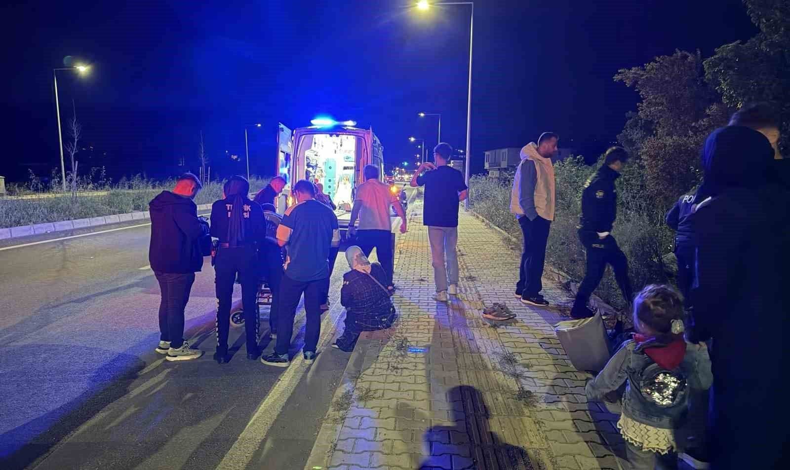 İznik'te trafik kazası sonrası olay yerinde polis ve sağlık ekipleri.
