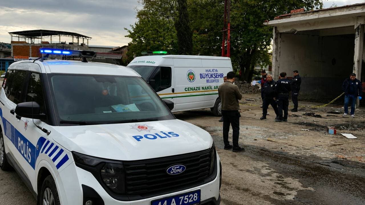 Bursa'da elektrik direğinden düşen Hamza Demirel'in hayatını kaybettiği olay yerinde polis ve cenaze nakil aracı.