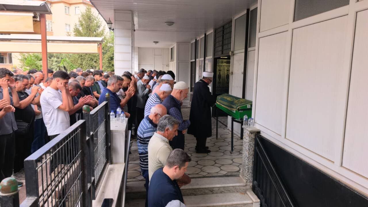 Bursa'da trafik kazasında hayatını kaybedenlerin cenaze namazı.