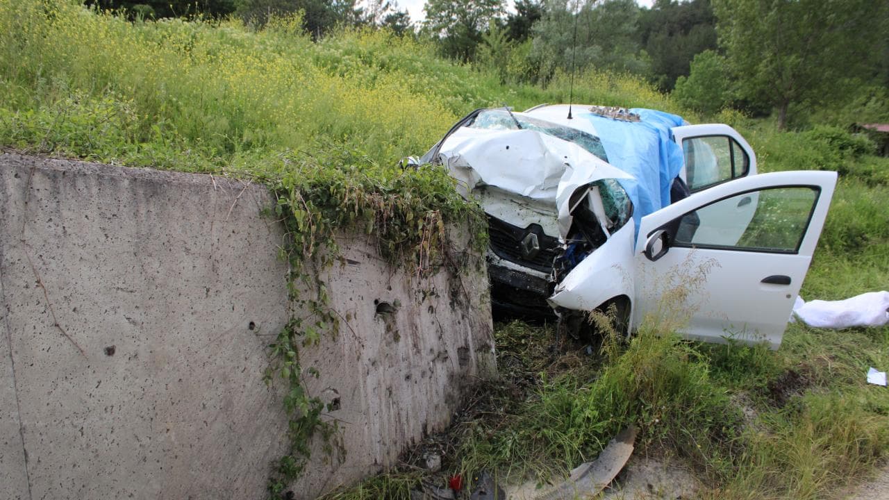 Kastamonu-Karabük Karayolu'nda istinat duvarına çarparak ağır hasar alan beyaz otomobilin kaza sonrası görüntüsü.