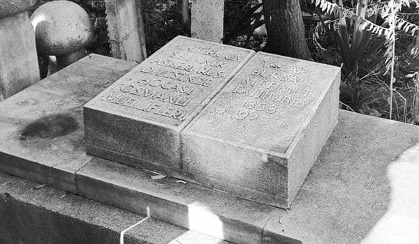 Bursalı Mehmed Tahir Bey'in mezar taşı. Üzerinde "Atatürk'ün Selanik Askeri Rüştiyesinde Hocası" ve "Osmanlı Müellifleri" yazıları bulunuyo…