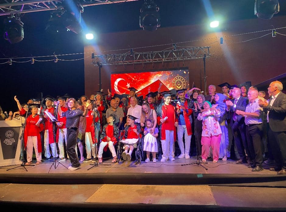 Bursa'da Özel Öğrenciler Celal Sönmez Merkezi'nde Mezuniyet Coşkusu Yaşadı