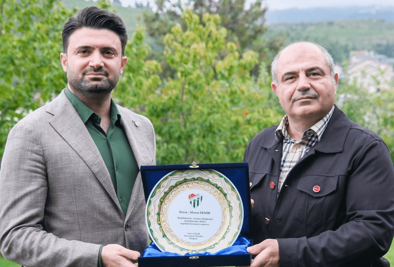 Bursaspor'a destek veren iş insanı Murat Demir'e teşekkür plaketi takdimi.