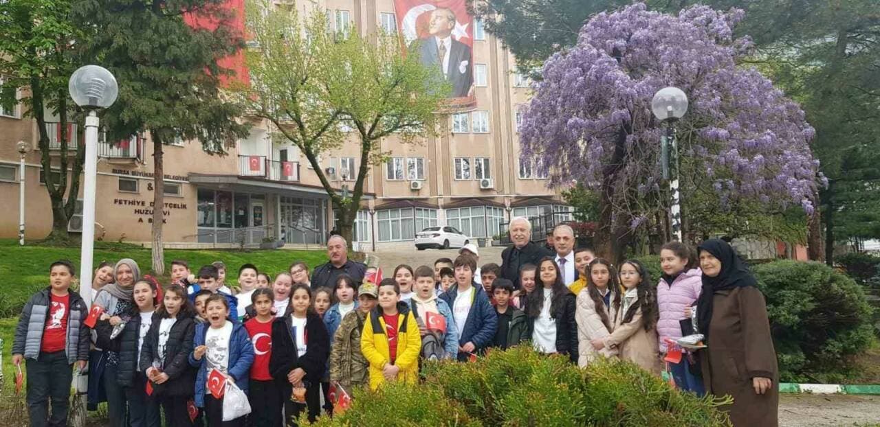 Bursa'da 23 Nisan Coşkusu Huzurevinde Yaşandı: Minikler Büyükleriyle Buluştu