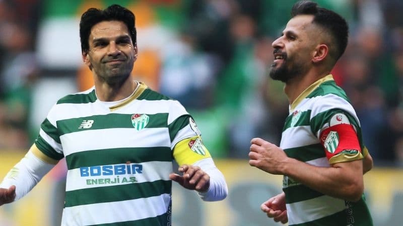 Bursaspor'da Sözleşmesi Biten 5 Futbolcunun Geleceği Netleşiyor