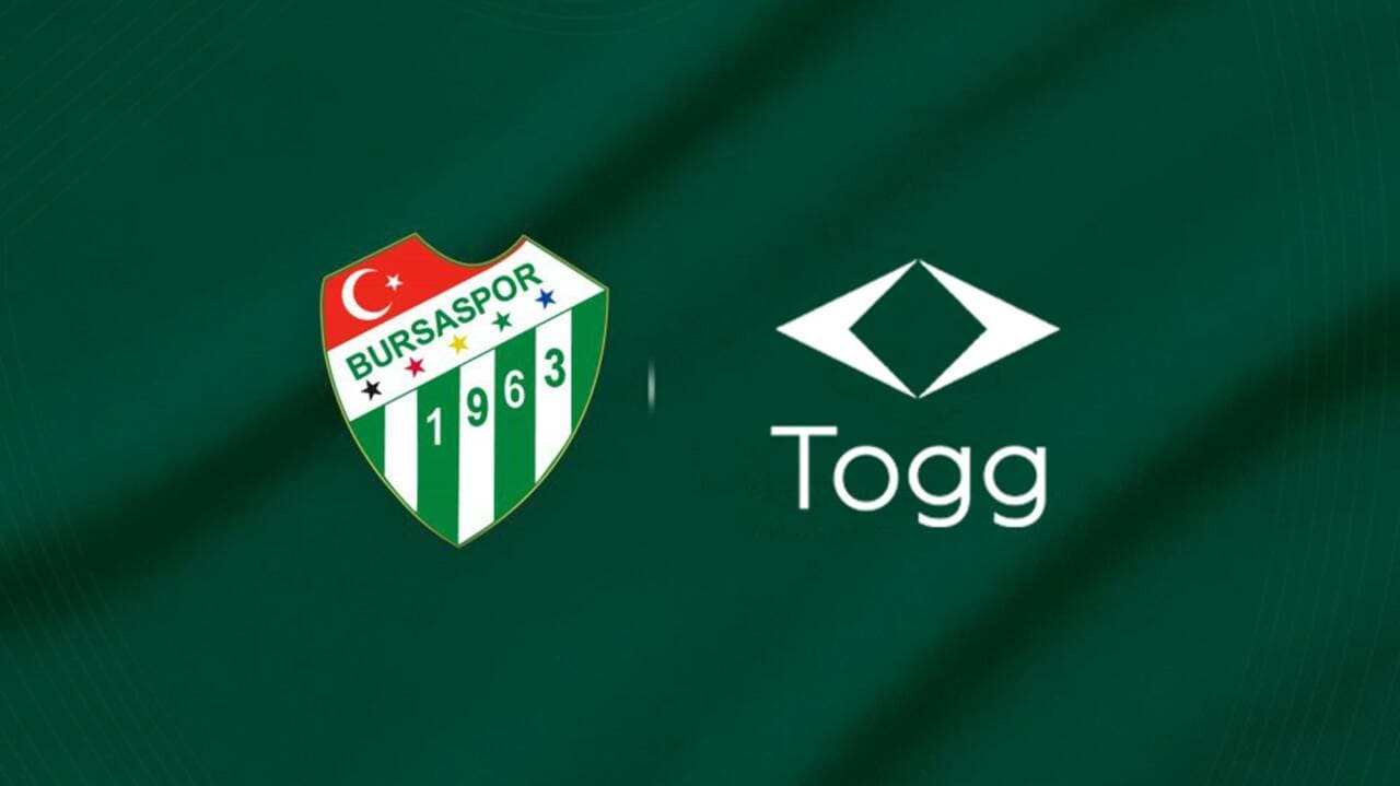 Yeşil zemin üzerinde Bursaspor ve TOGG logoları.