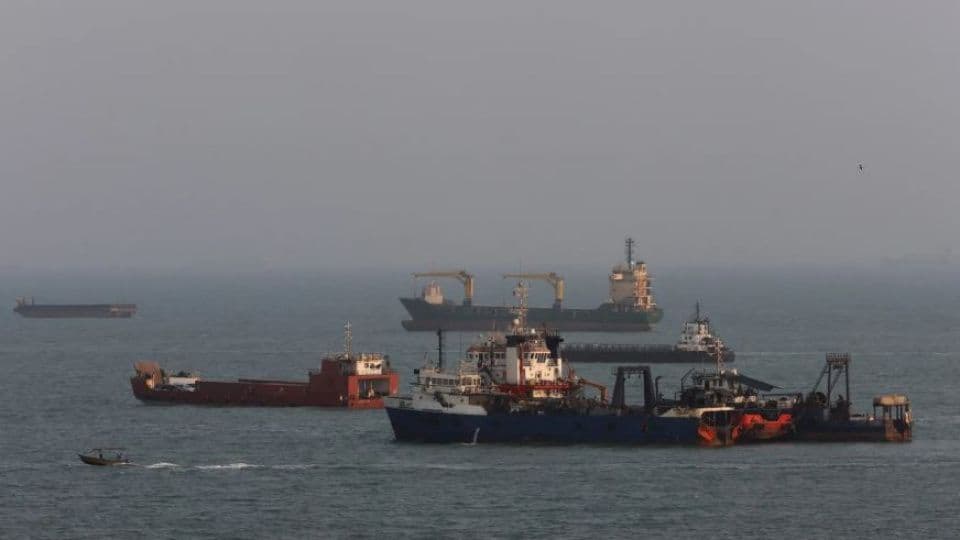 Hürmüz Boğazı'nda seyreden ticari gemiler