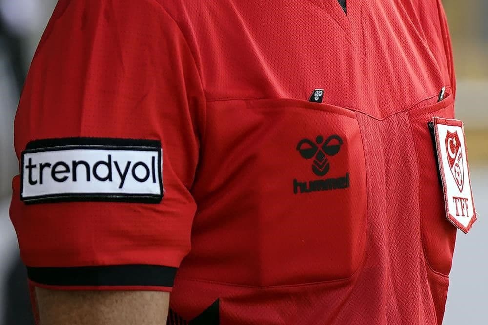 Trendyol Süper Lig hakem forması üzerinde TFF arması ve sponsor logoları.