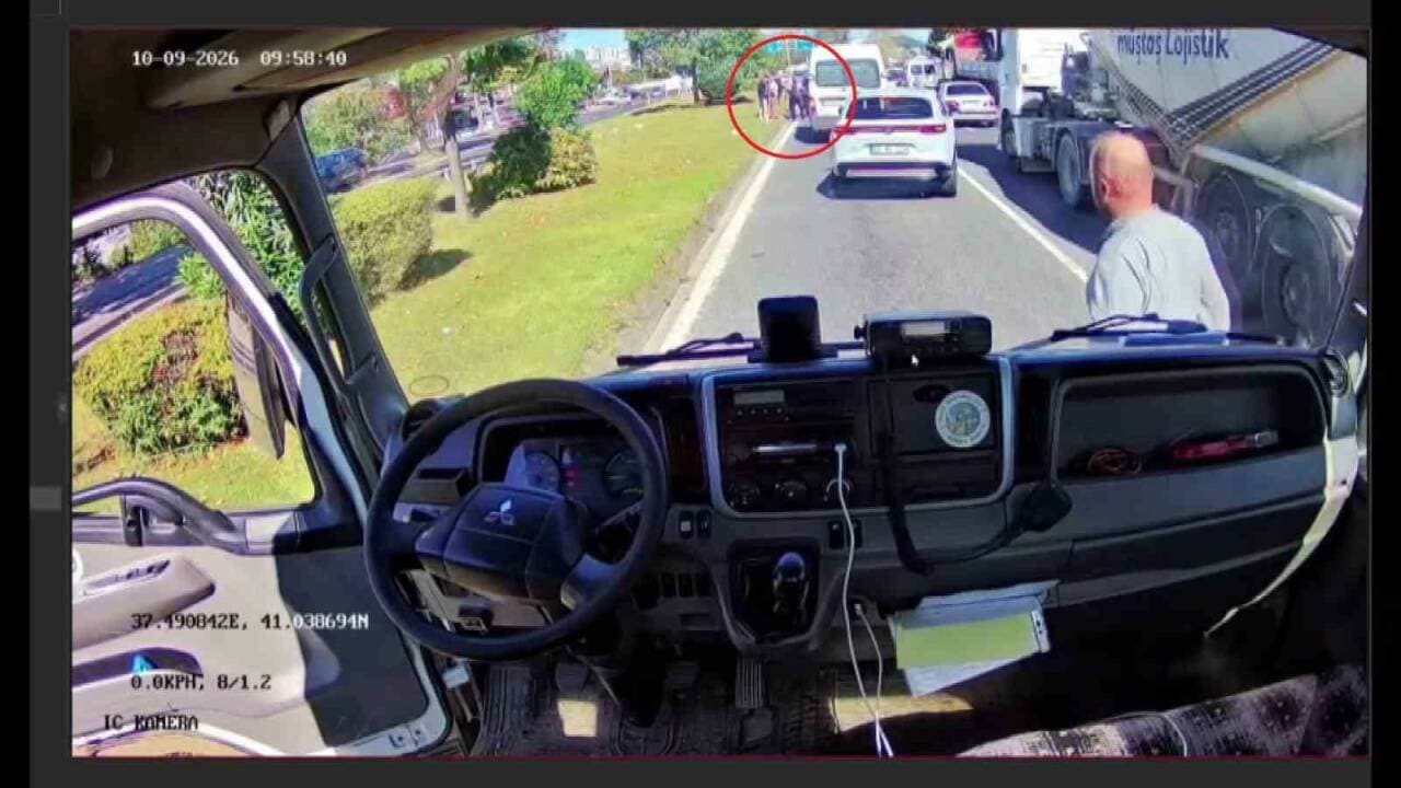 Ordu Fatsa'da araç kamerasına yansıyan Heimlich manevrası ile kurtarma anı