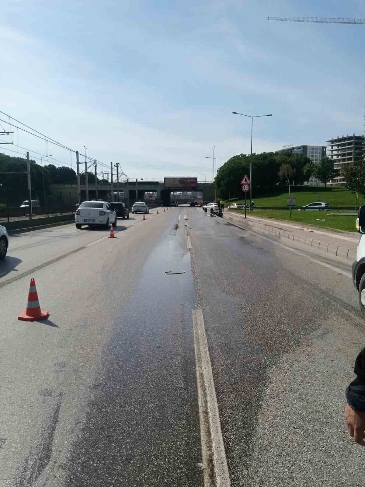 Bursa Nilüfer'de yola dökülen kimyasal madde nedeniyle trafiğe kapatılan yol ve güvenlik önlemleri.