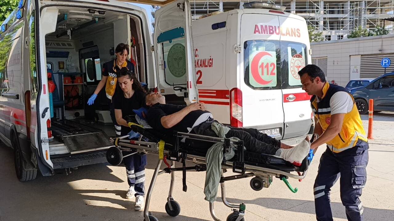 Bursa İnegöl'de fabrika kazasında yaralanan işçi ambulansa taşınıyor.