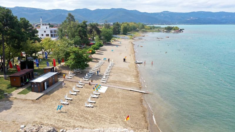 Bursa'da yüzmeye uygun, temiz ve kalabalık olmayan bir plajın genel görünümü.