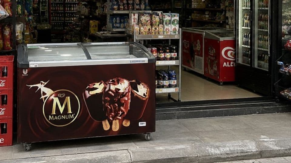 Bir marketin önünde duran Algida Magnum markalı dondurma dolabı.